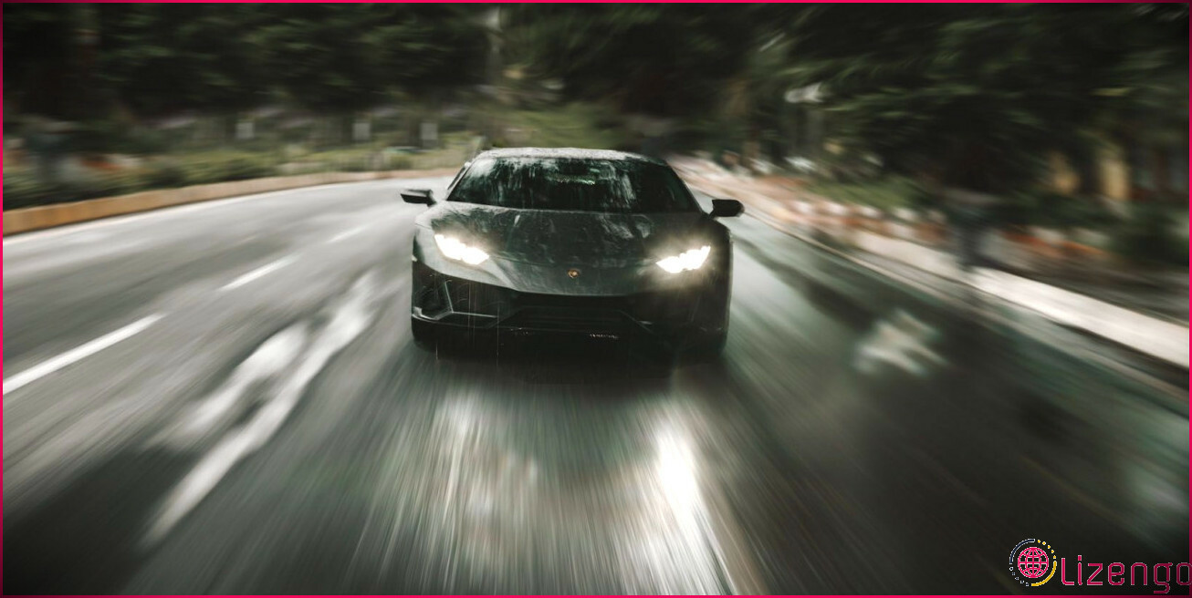 Lamborghini accélérant avec les lumières allumées.