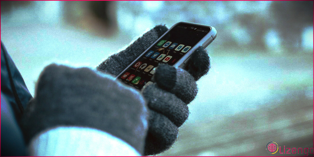 personne portant des gants lors de l'utilisation d'un smartphone à écran tactile