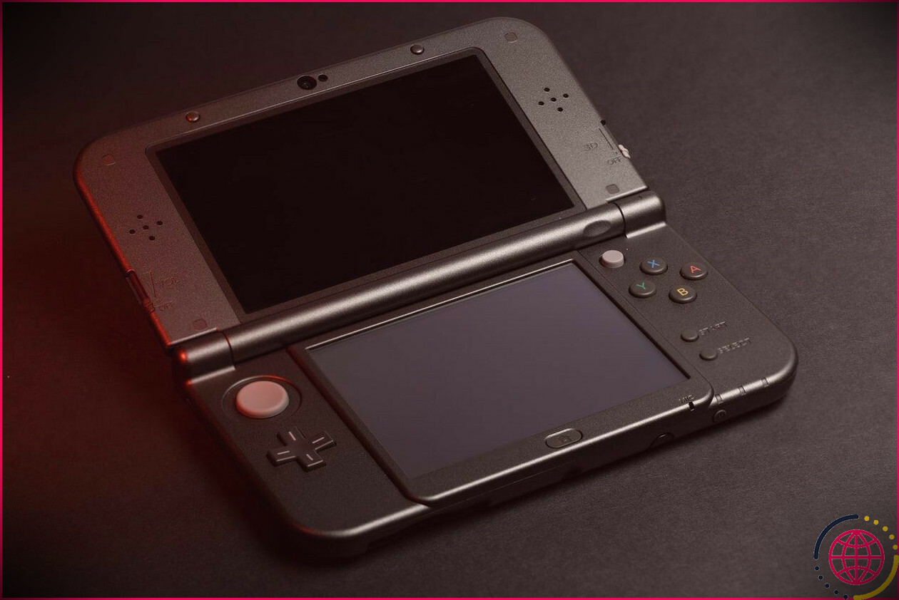Gris foncé New Nintendo 3DS XL sur fond sombre