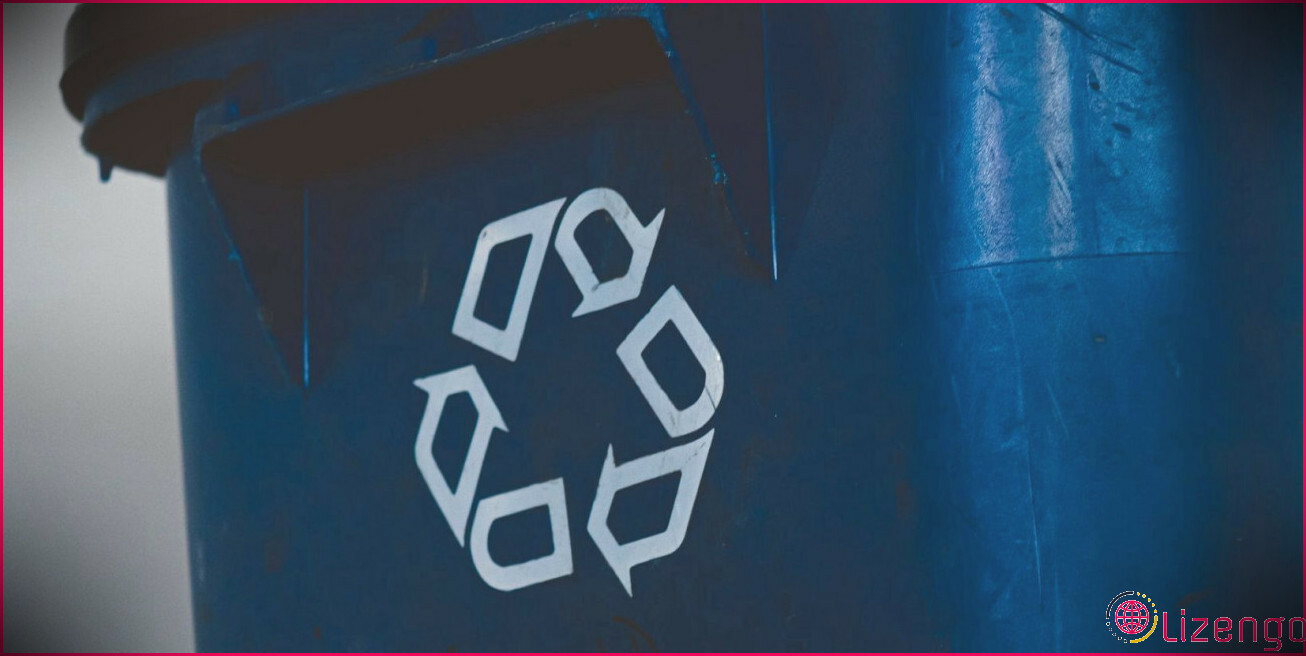 Poubelle avec symbole de recyclage