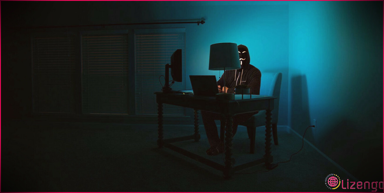 prédateur en ligne assis devant un ordinateur