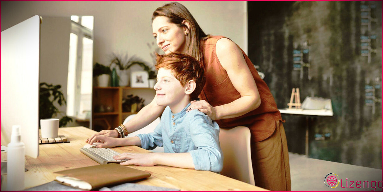 maman et enfant utilisant l'ordinateur ensemble