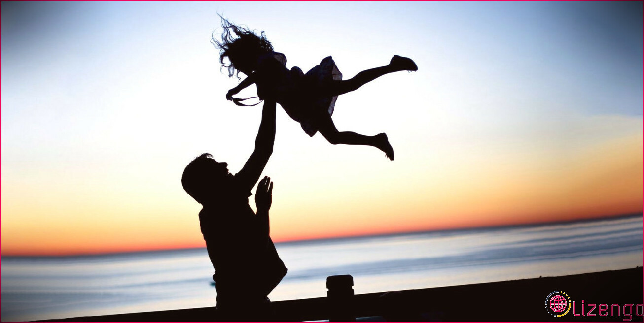 homme jouant avec sa jeune fille sur une plage