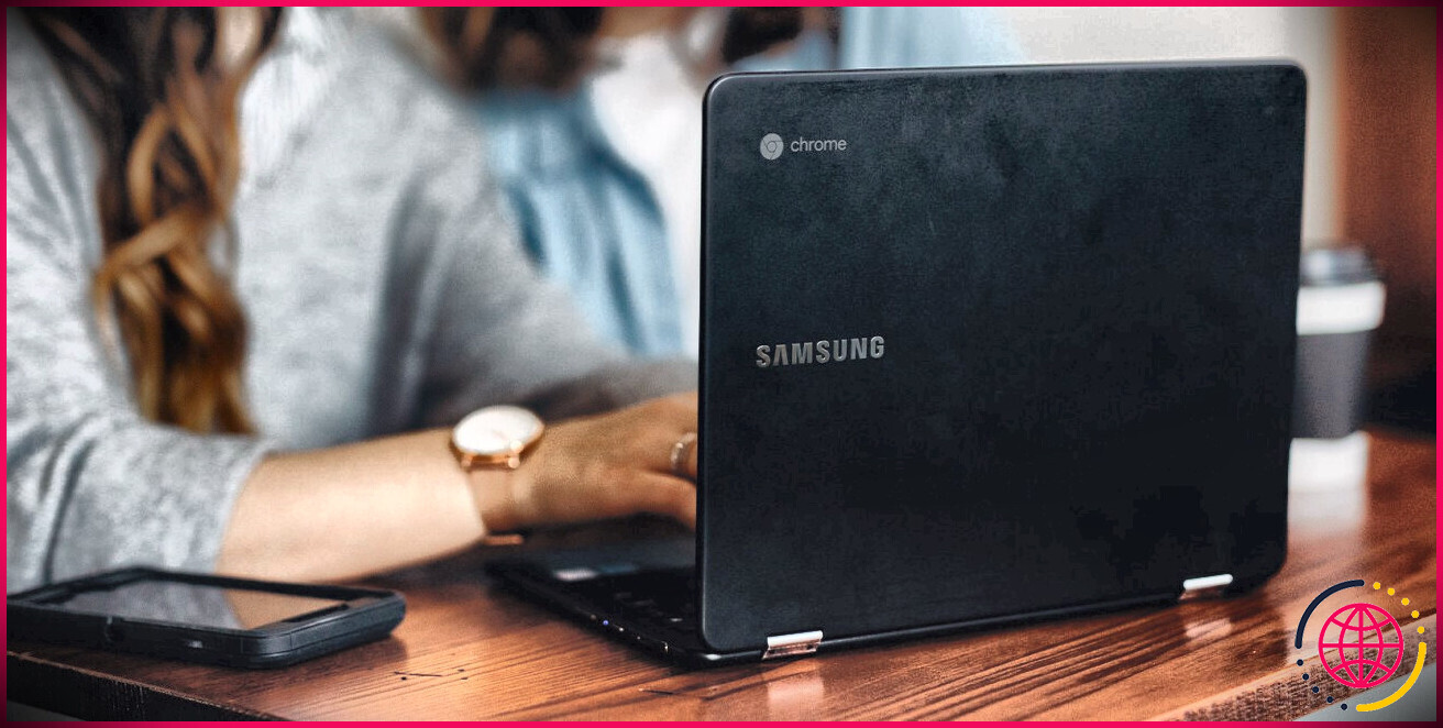 Chromebook Samsung sur un bureau utilisé en déplacement