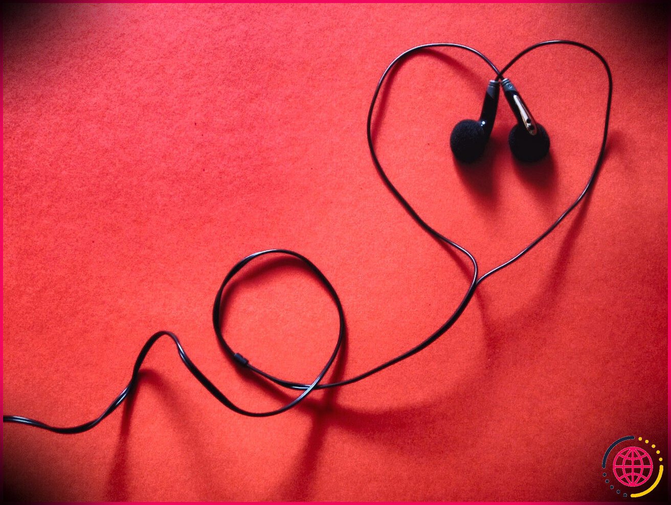 écouteurs noirs en forme de coeur sur fond rouge