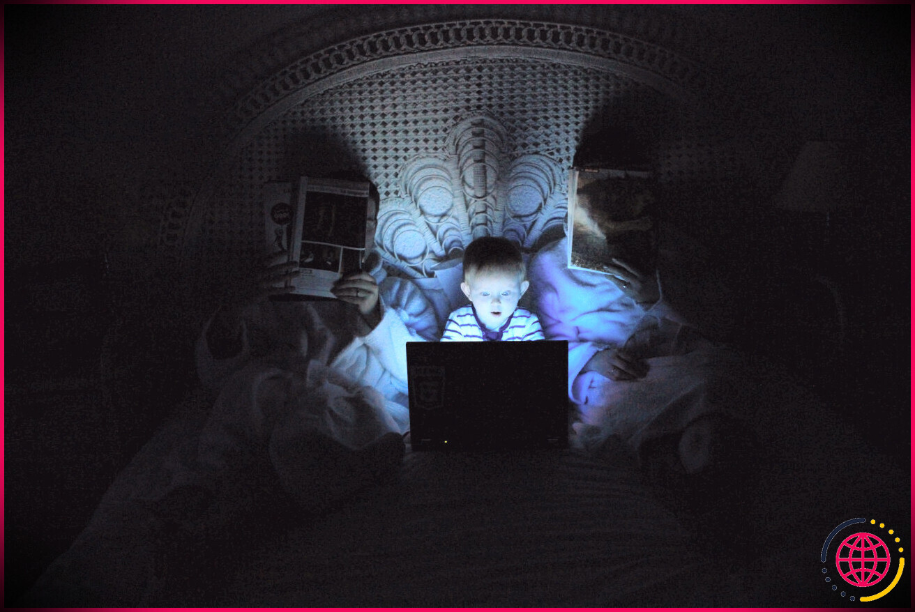 enfant devant un ordinateur portable la nuit