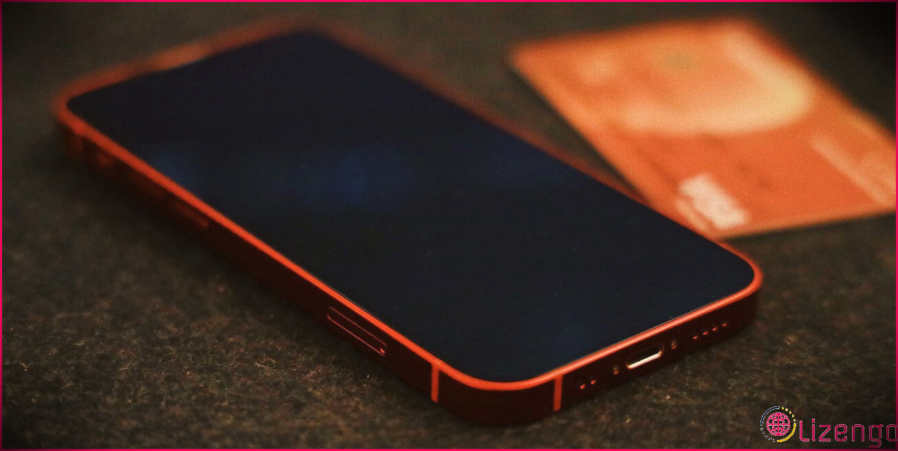iPhone 13 mini comparé à une carte de crédit