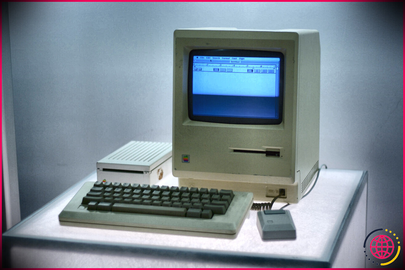 Un ordinateur Macintosh se trouve dans un écran avec son écran allumé