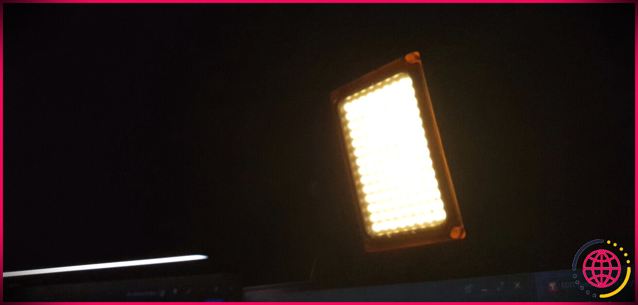 Photo surexposée d'une lampe dont les ampoules individuelles perdent leurs détails