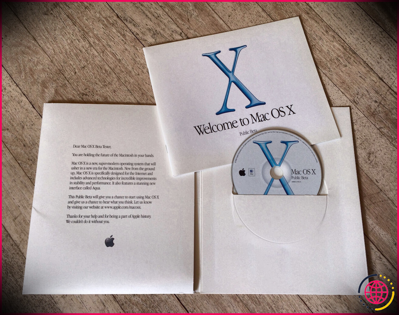 Le disque d'installation de Mac OS X Public Beta se trouve sur une table dans sa pochette