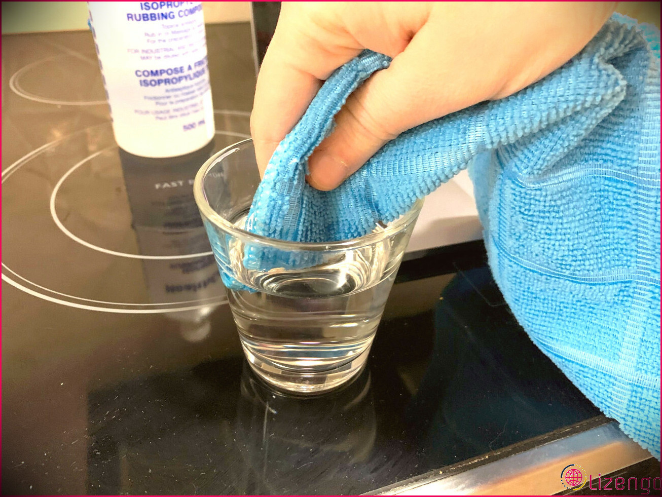 Un chiffon en microfibre est trempé dans l'eau pour l'humidifier pour le nettoyage de l'écran