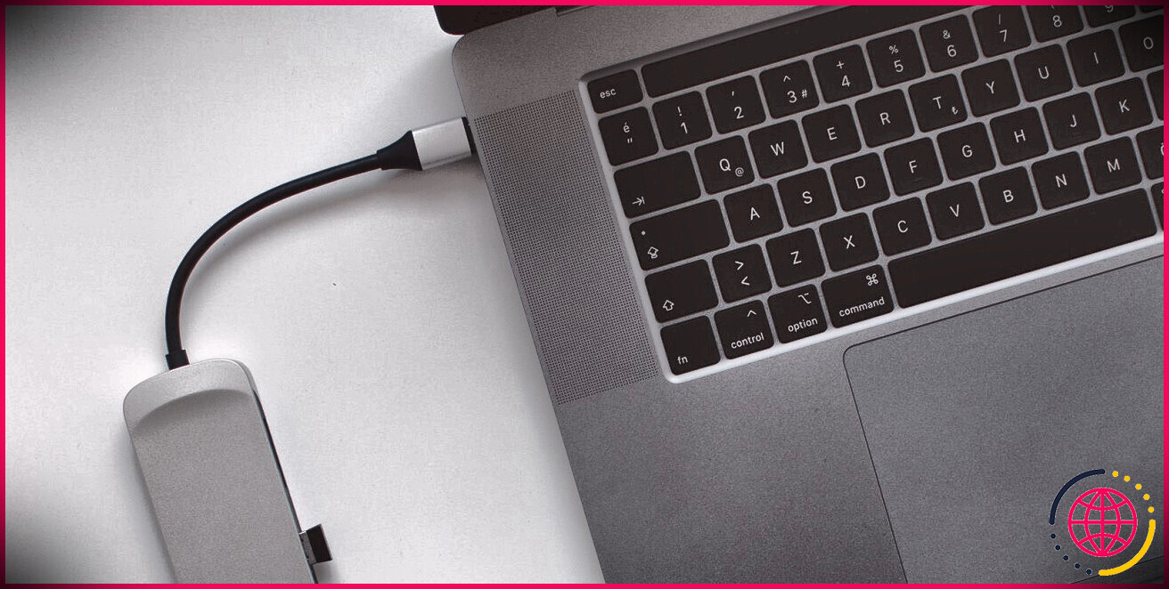 Clé USB amorçable Windows 11 connectée au MacBook
