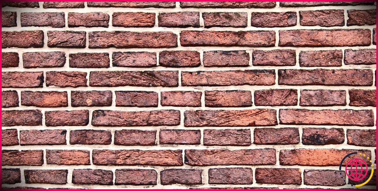 Un mur de briques.