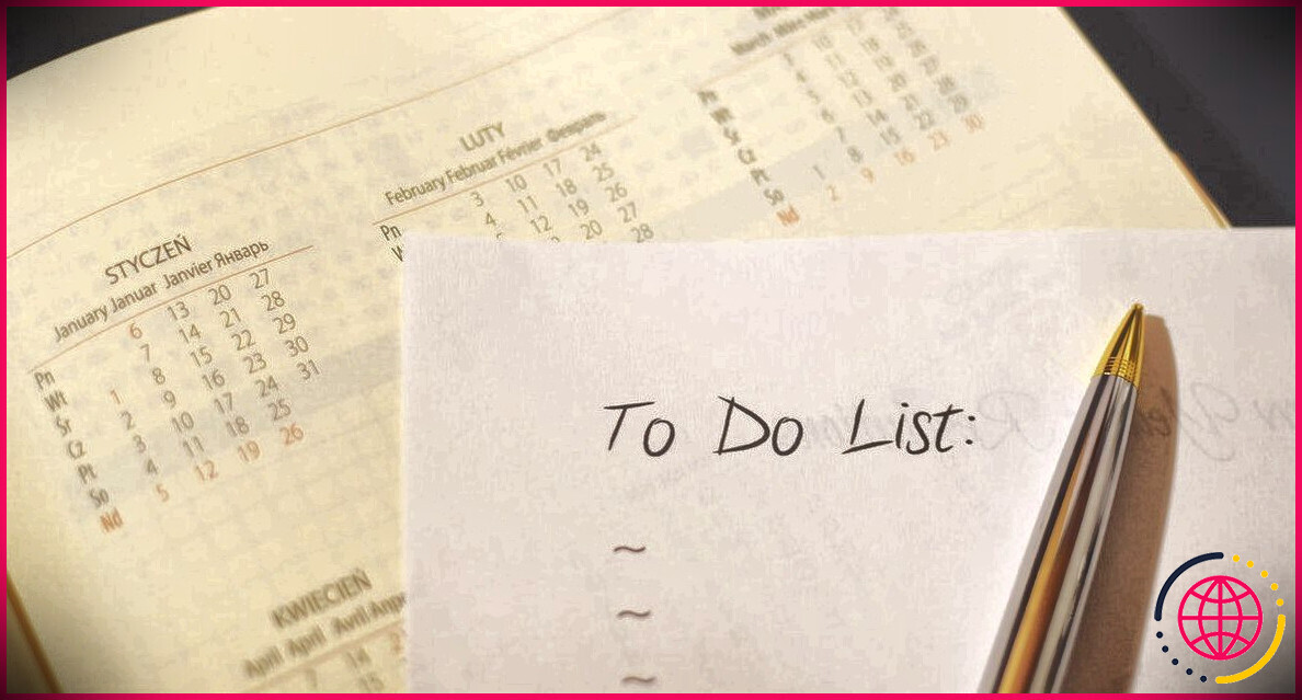 Papier avec liste de tâches en haut du calendrier