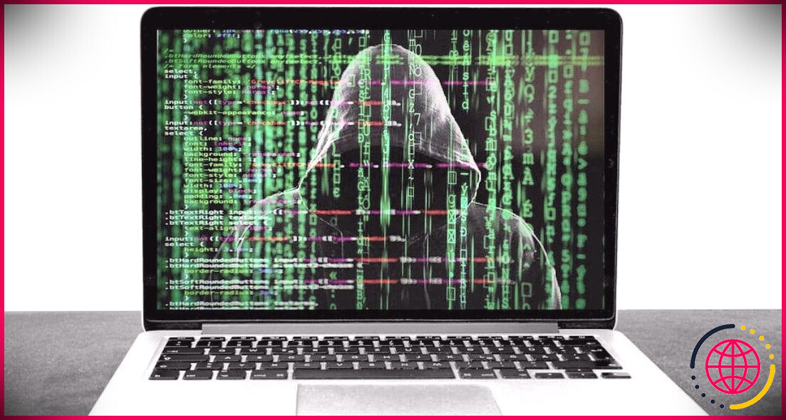 cybercriminel sur écran d'ordinateur portable