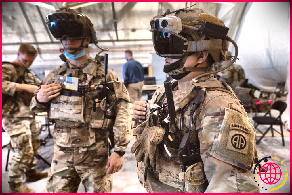 Des soldats de l'armée américaine portant des casques Microsoft Hololens