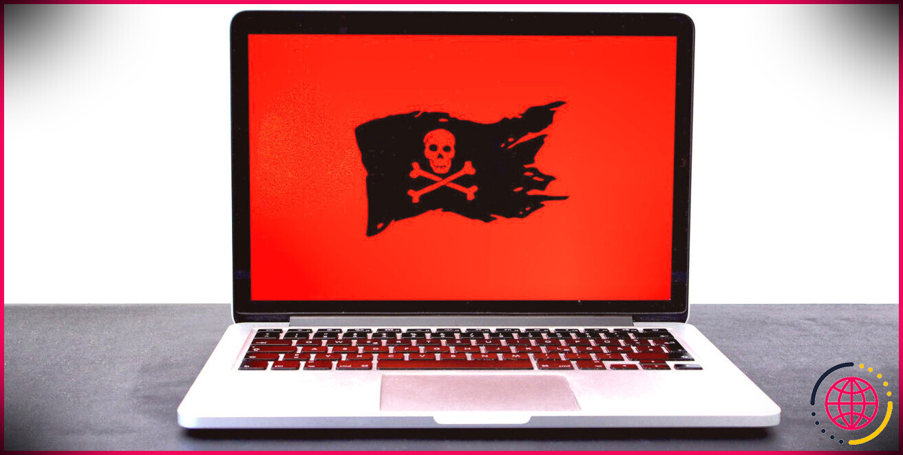 Drapeau Jolly Roger sur fond rouge vu d'un écran d'ordinateur portable