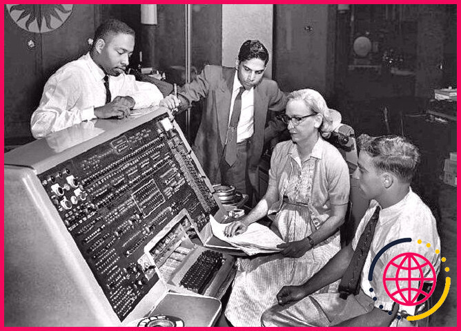 Grace Hopper devant un ordinateur exécutant COBOL