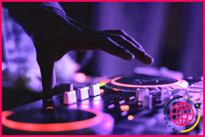 Tables DJ dans un club coloré