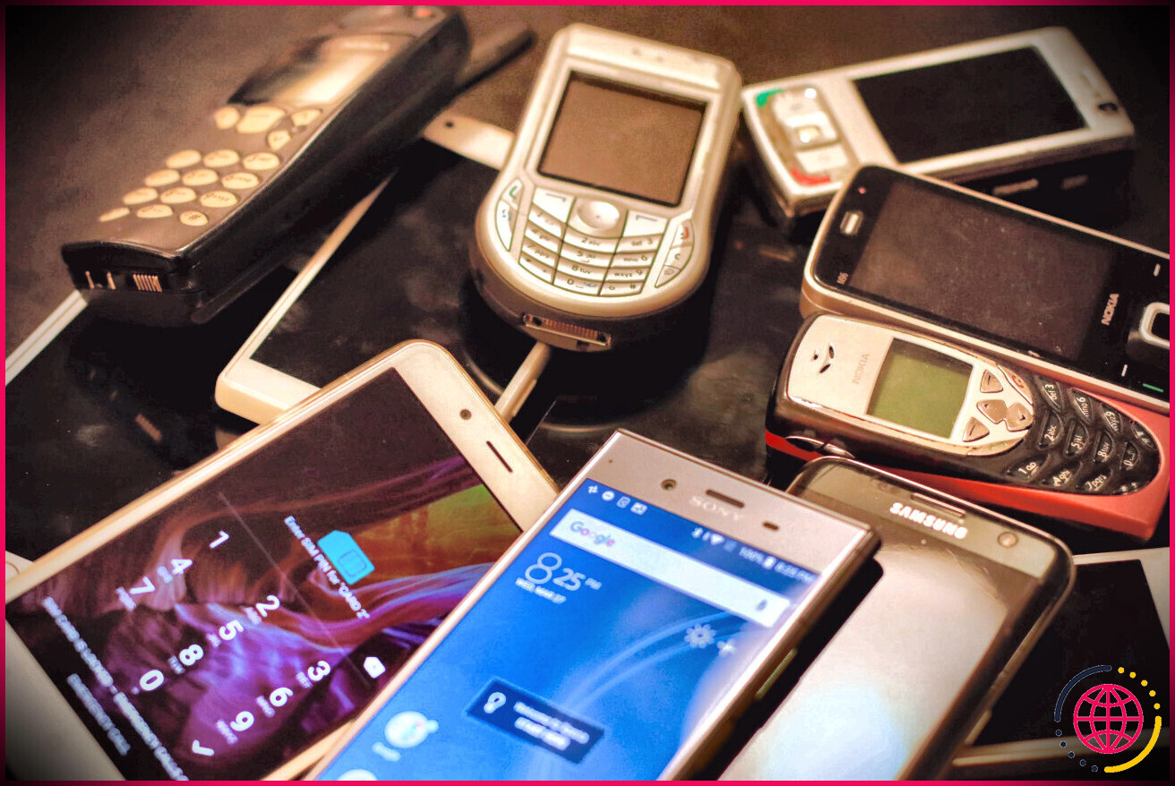 Une pile désordonnée de téléphones portables Nokia classiques, un véritable bouquet de styles nostalgiques.