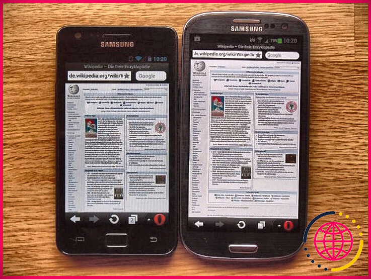 2 téléphones Samsung sur table