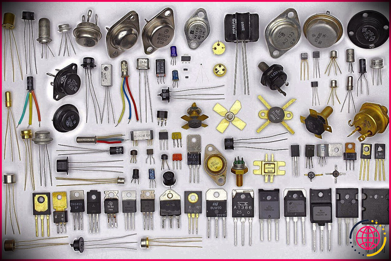 composants de transistor disposés sur la table