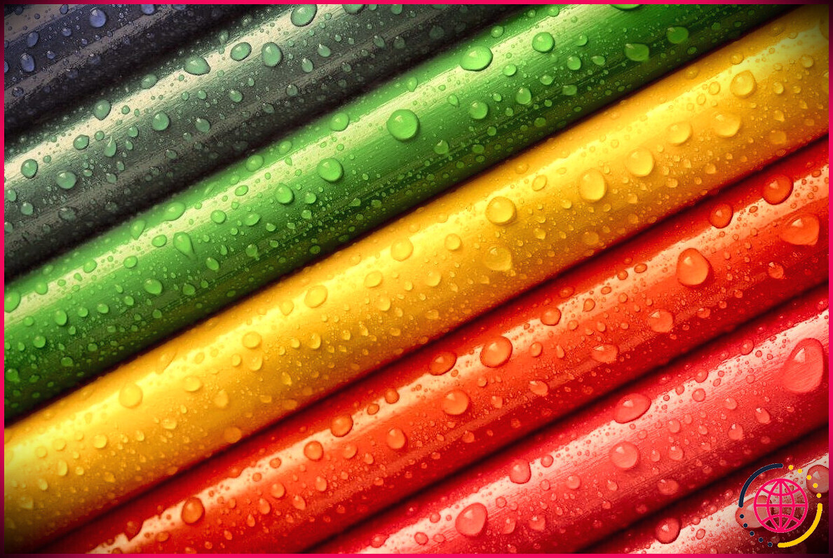 Différents crayons de couleur alignés
