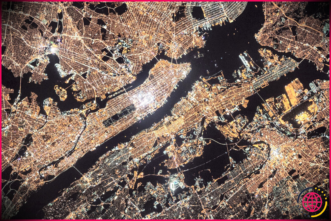 Image satellite d'une ville la nuit