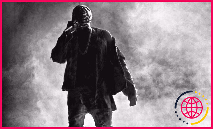 Kanye à un concert chantant en noir et blanc