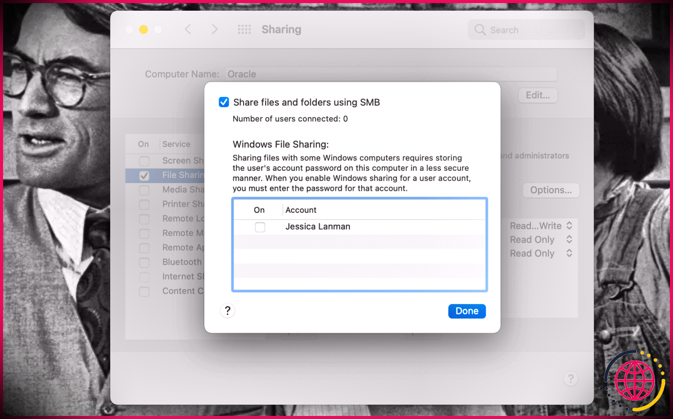 La fenêtre Options s'ouvre devant les paramètres de partage de fichiers dans les Préférences Système sur un MacBook Pro