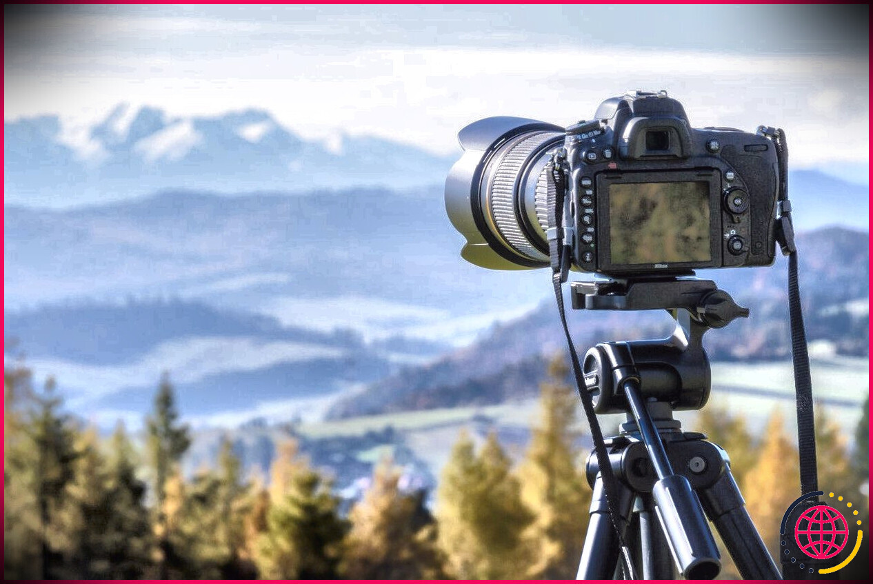 Une caméra sur un trépied, surplombant une vue panoramique
