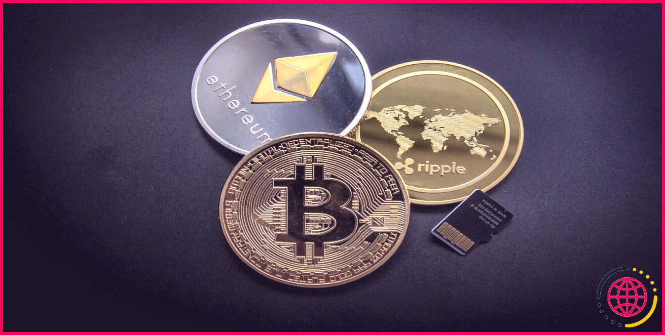 bitcoin physique, ethereum et pièces d'ondulation à côté d'une carte SIM