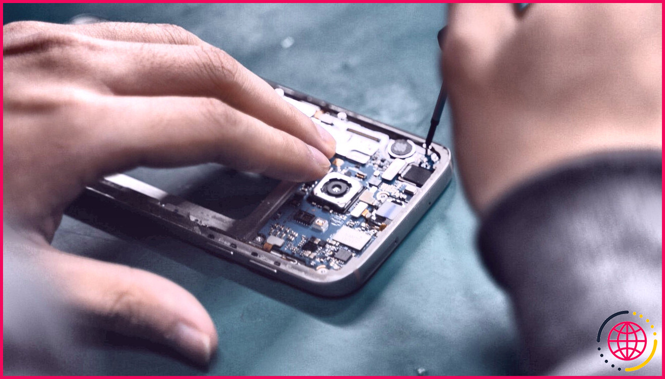 Un gros plan d'un téléphone Samsung avec des composants électroniques exposés en cours de réparation