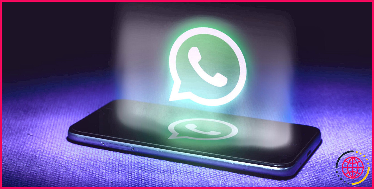 Logo WhatsApp lumineux au-dessus du smartphone