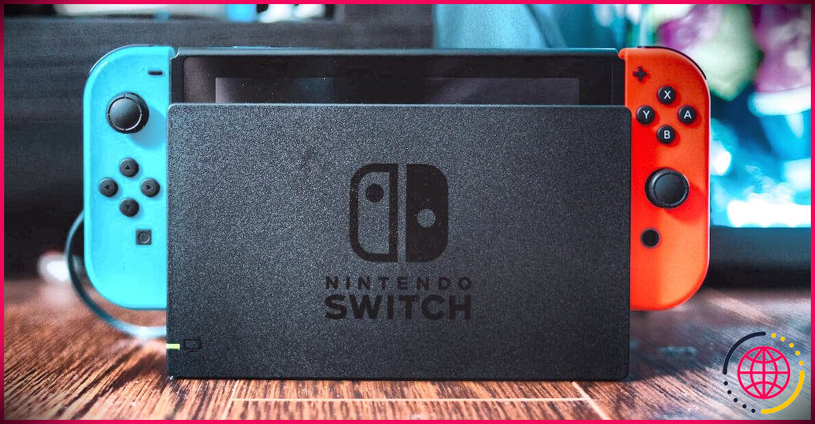 Une Nintendo Switch rouge et bleue