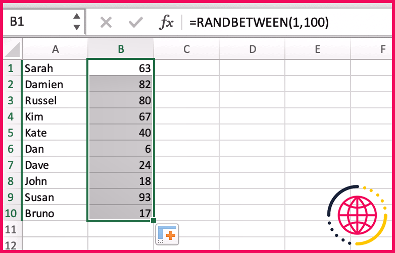 Utilisation de la fonction RANDBETWEEN d'Excel pour attribuer des nombres aléatoires aux participants du jeu