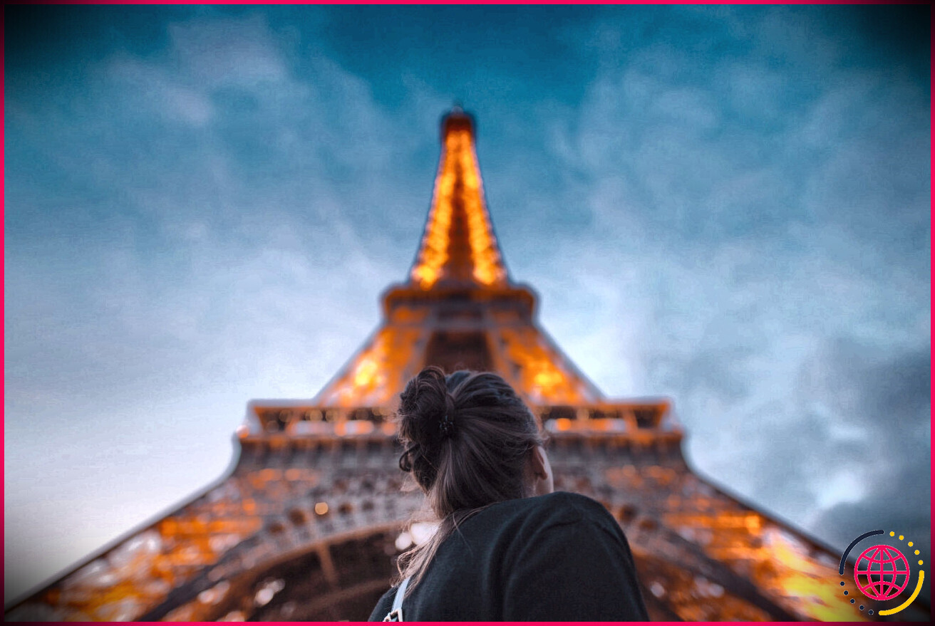 femme se tenait devant la Tour Eiffel