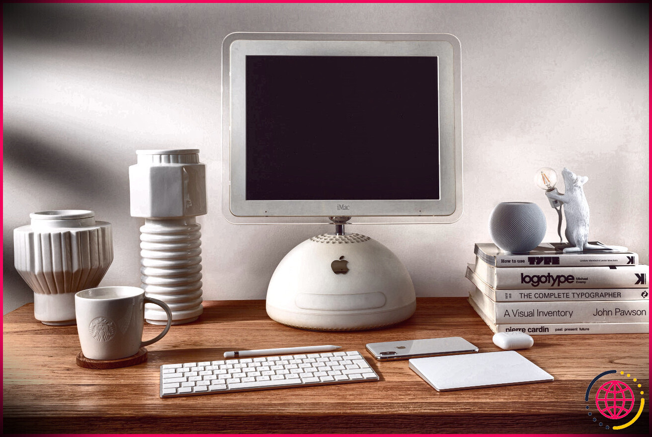 Une collection de produits Apple comprenant un Mac et un HomePod Mini sur un bureau