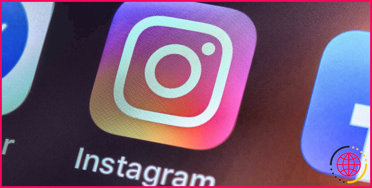 Logo Instagram affiché sur un écran.