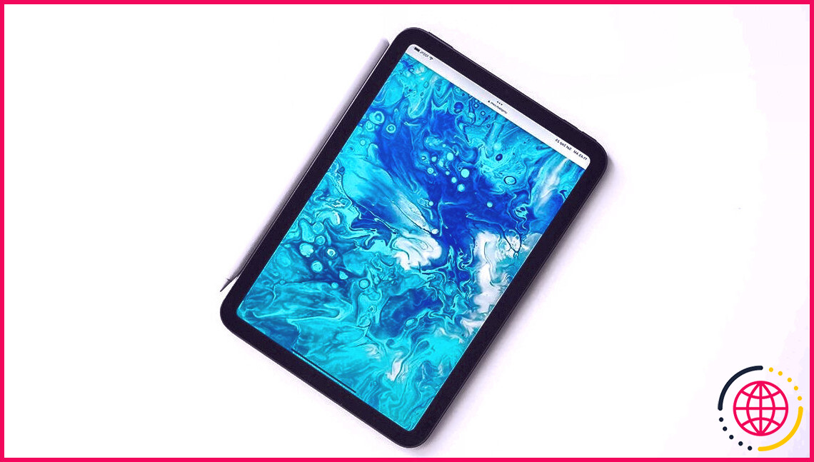 iPad Mini avec fond d'écran bleu 
