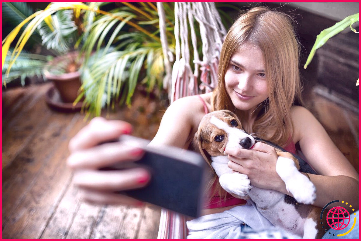 fille prenant un selfie avec un chien