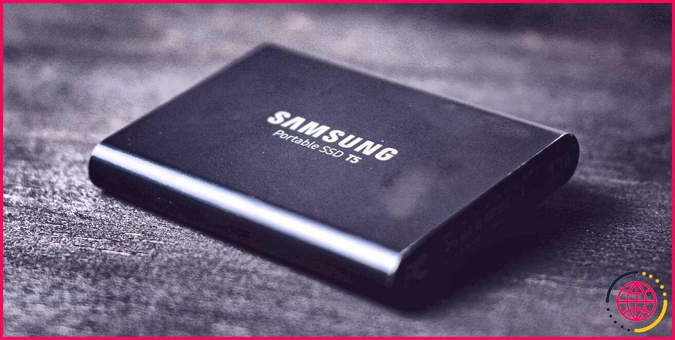 Samsung Portable SSD T5 sur un bureau