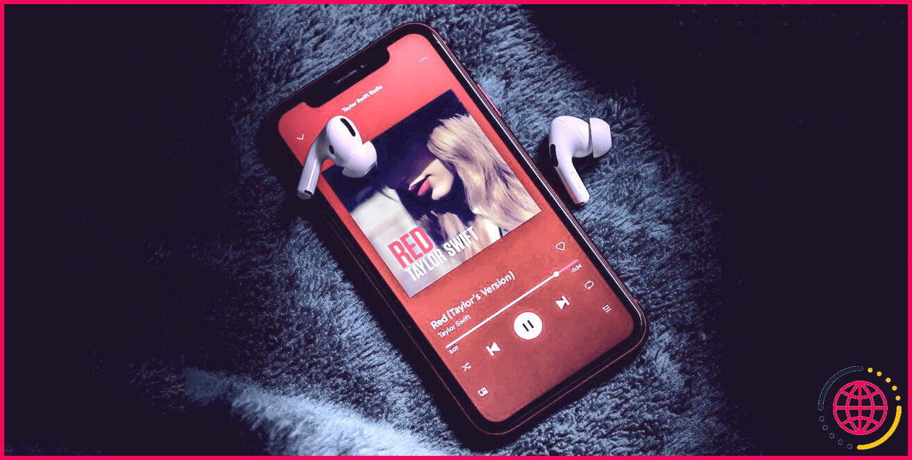 Red de Taylor Swift joue sur Spotify sur un iPhone