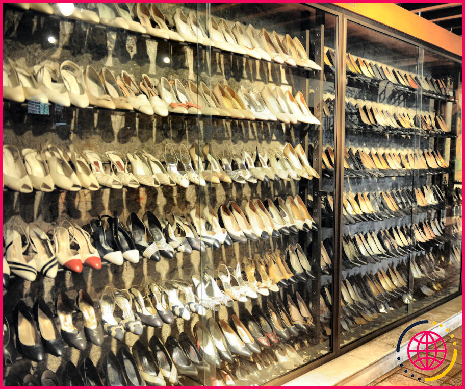 Combien de paires de chaussures ont été retrouvées dans le placard d'imelda marcos après sa fuite des philippines ?
