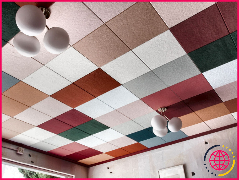 Comment améliorer l'aspect des dalles de faux plafond ?

