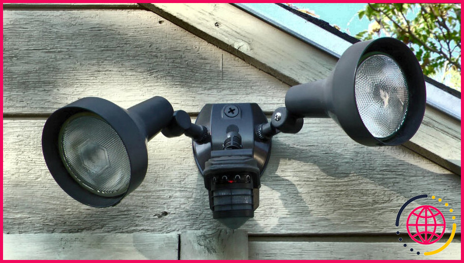 Comment changer une ampoule de lampe à détecteur de mouvement ?
