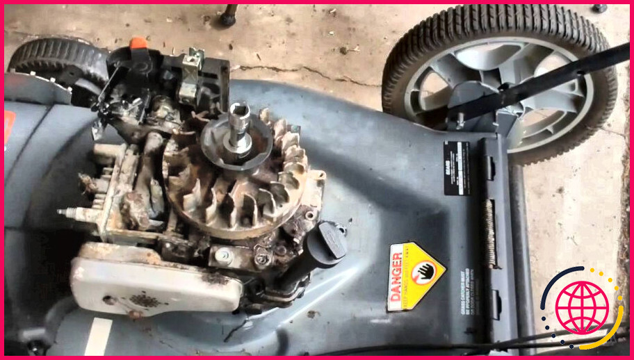 Comment démonter le moteur d'une tondeuse à gazon ?
