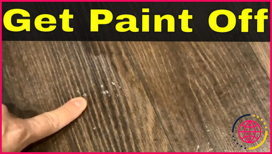 Comment enlever de la peinture séchée sur un sol stratifié ?
