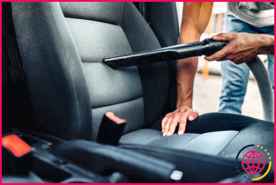 Comment enlever les taches de caca sur les garnitures de voiture ?

