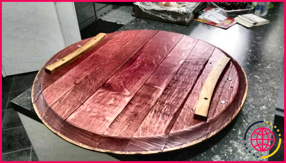 Comment fixer un plateau de table en bois à un tonneau de vin ?
